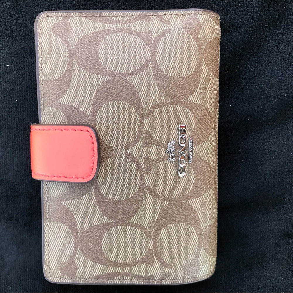 Signature Coach Corner Zip Wallet and Coin Purse - Picture 1 of 5